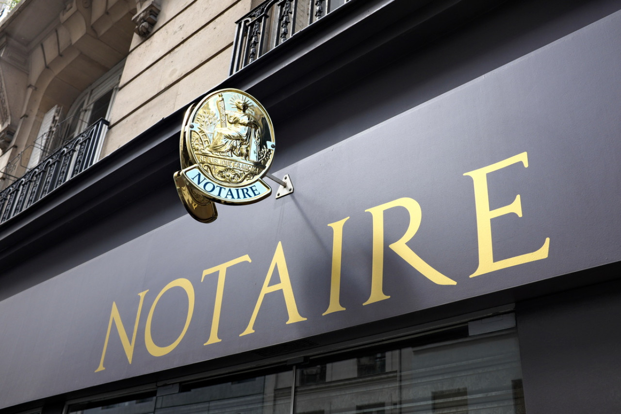 Notaire consultant des documents pour une succession après un décès