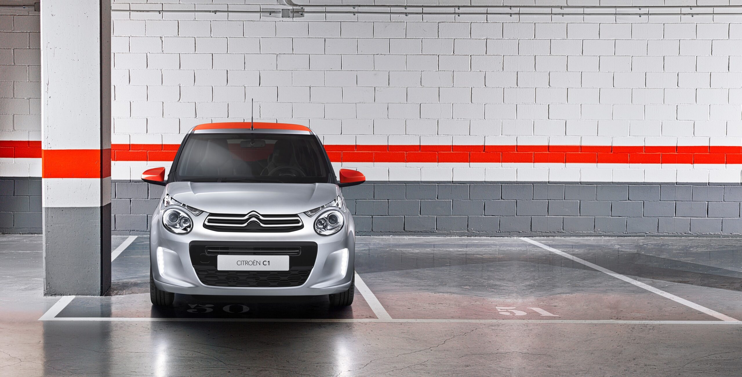 Vue moderne et pratique du parking Super Eco de l'aéroport Marseille Provence, solution économique pour les automobilistes