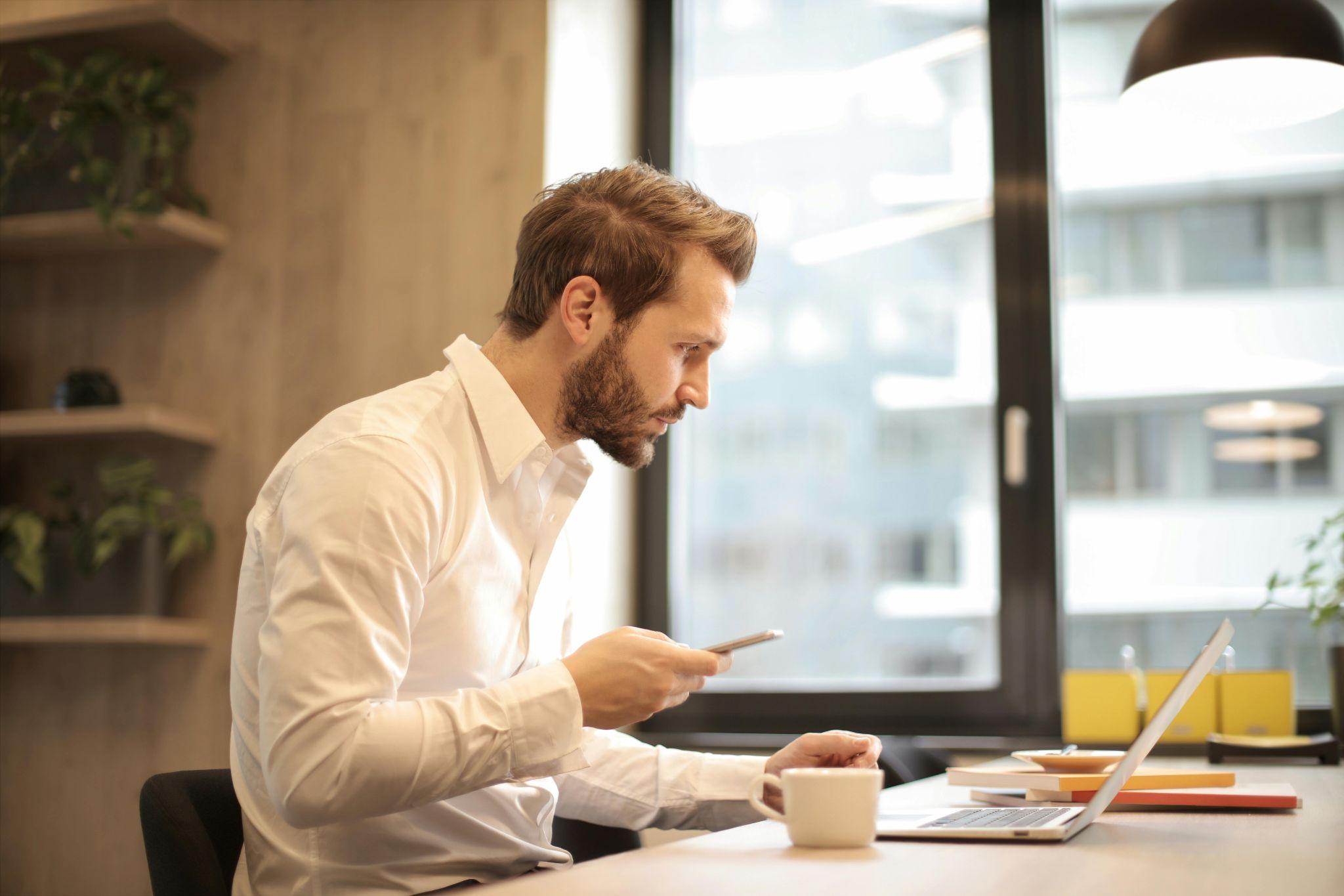 homme remplit sa CA12